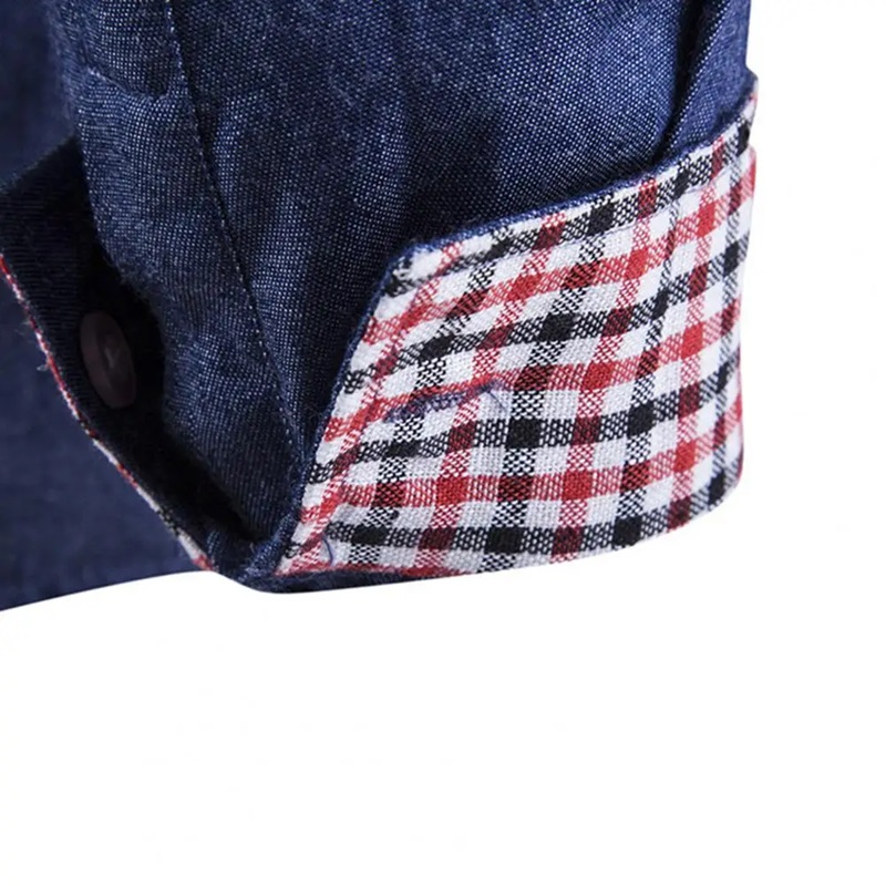 manche retournée de la chemise bleu homme